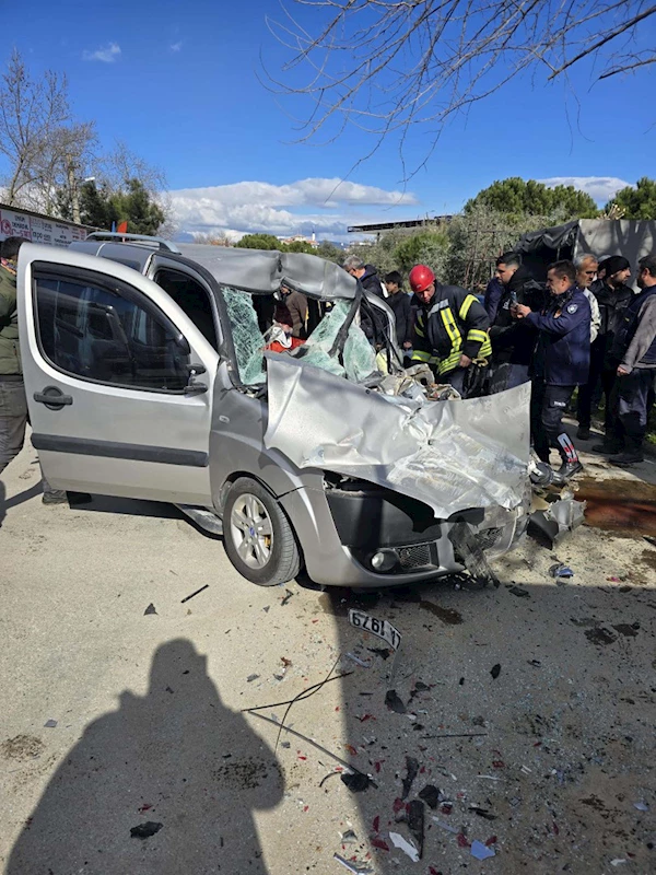 Hafif ticari araç, park halindeki kamyona çarptı; sürücü ile yaya yaralandı