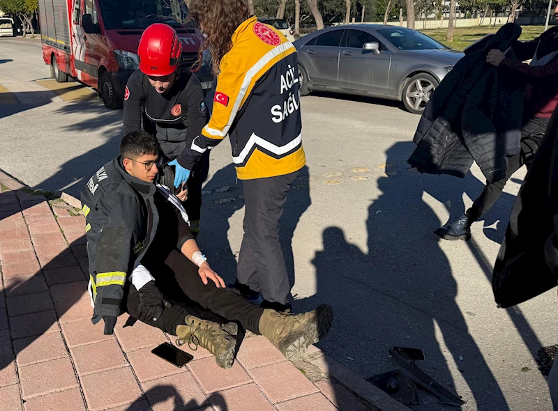 ANTALYA - Kadın itfaiyeci, şoka girip üşüyen kazazedeye montunu verdi (VİDEO EKLENDİ) 