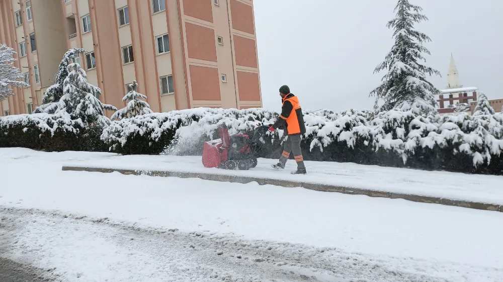 Yeşilyurt Belediyesi’nden Karla Kesintisiz Mücadele!