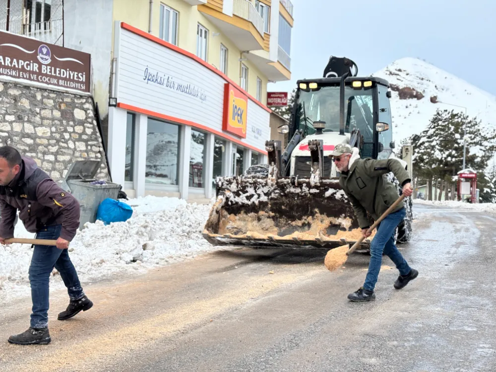 Arapgir Belediyesi’nden,buzlanmaya karşı tuzlama çalışması 