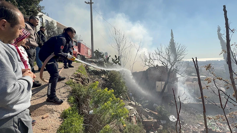 Yangından pencere camını kırarak kurtuldu; ev küle döndü