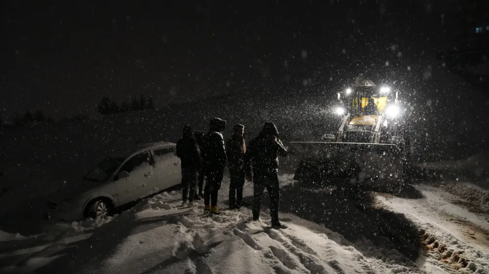 Malatya’da karda mahsur kalan aracı Battalgazi Belediyesi ekipleri kurtardı