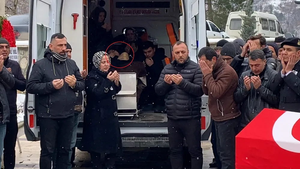 İzmir’de kazada ölen polis memuru Bursa’da toprağa verildi; 4 ay önce evlenmiş