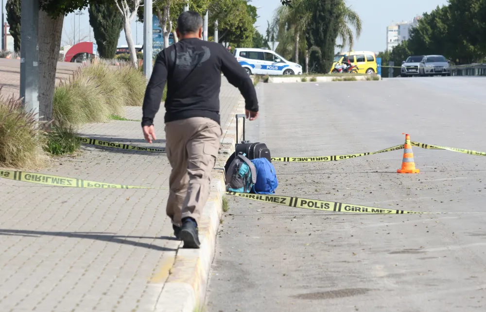 Yol kenarına bırakılan valiz ve çantadan kıyafet çıktı 