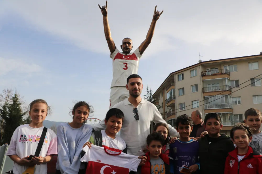 Kendi heykelini ziyaret eden Melih Demiral