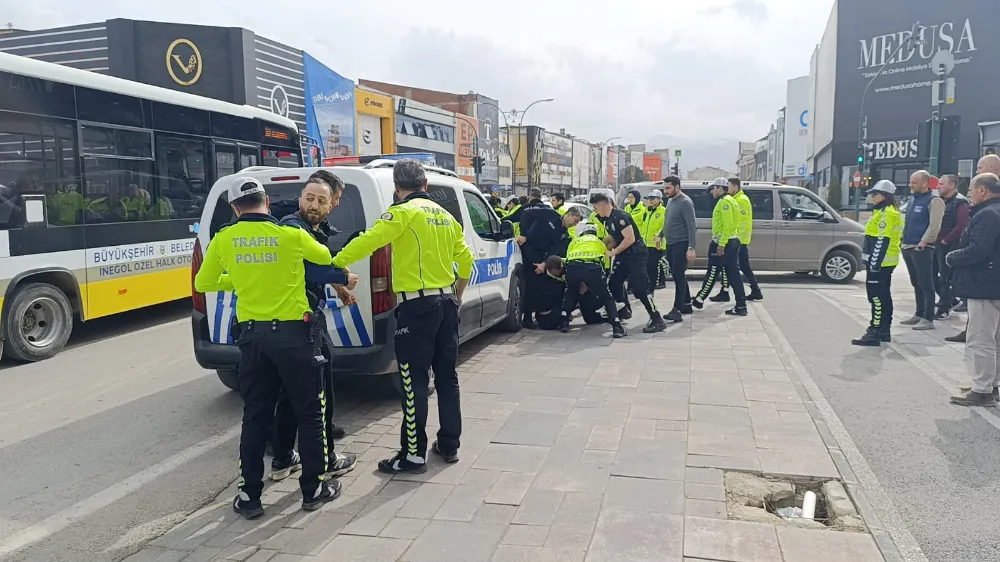 Kask takmadığı için ceza yazmak isteyen polise zor anlar yaşattı