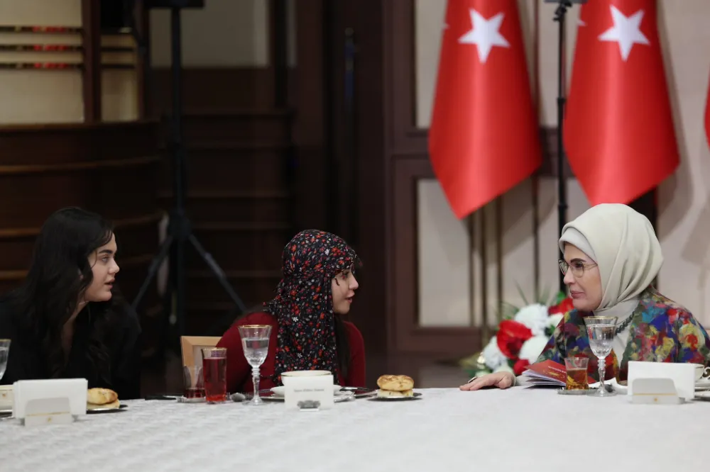 Emine Erdoğan : Çiftçilerimizle aynı sofrayı paylaşmanın mutluluğunu yaşadık