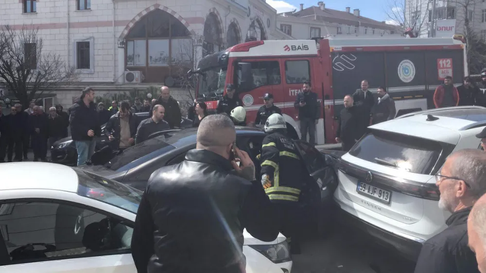 Otomobilin üç araca çarpıp yan yattığı kaza kamerada