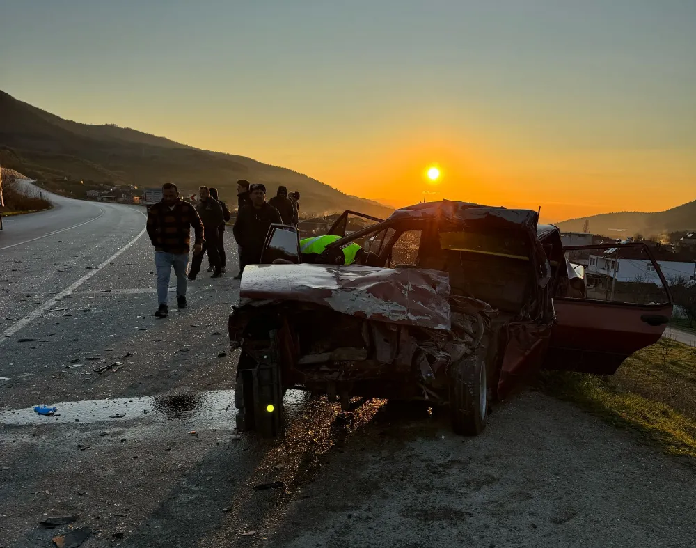 Kamyona arkadan çarpan otomobilin sürücüsü öldü,2 yaralı