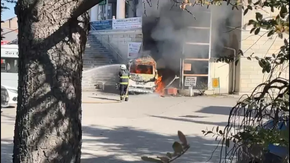 Yangın çıkan hafif ticari araçtaki 4 çocuk, kendi imkanlarıyla kurtuldu