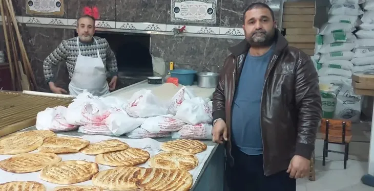 Başkan Çolakoğlu,Yüzlerce Aileye Sahur Ekmeği  Dağıtıyor