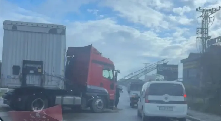Sürücüsünün direksiyon hakimiyetini kaybettiği TIR, PTS direğini devirdi