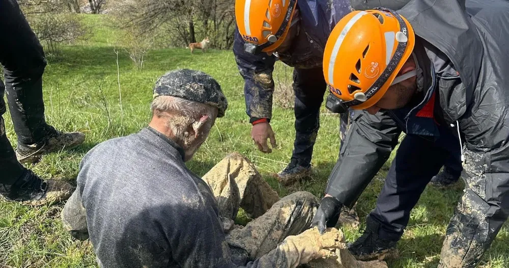 İneğiyle birlikte çamura saplanan çiftçiyi AFAD kurtardı