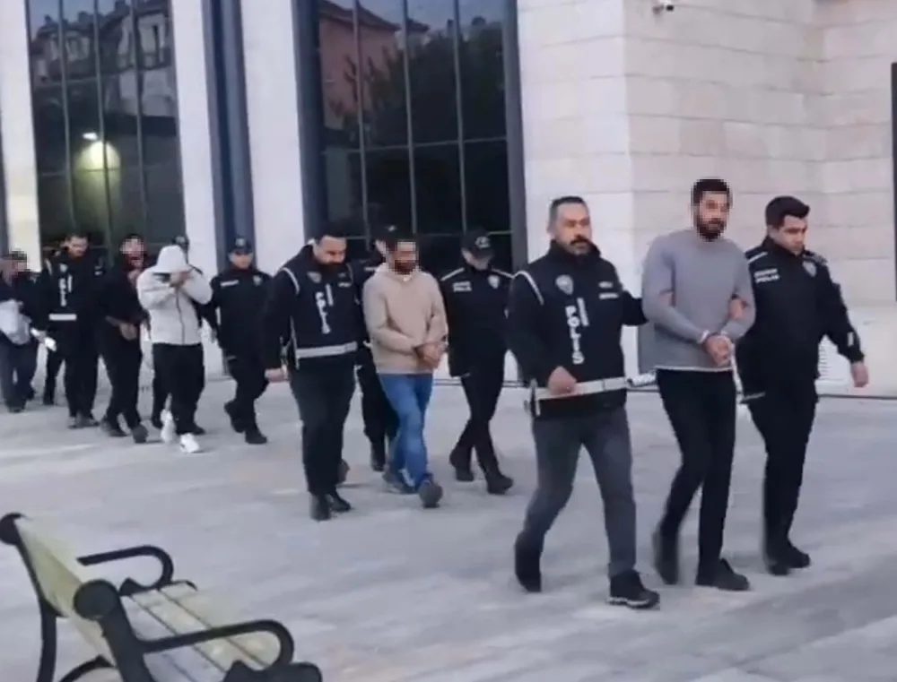İki ailenin kavgasında ortak işledikleri suçlar deşifre oldu ; 13 gözaltı