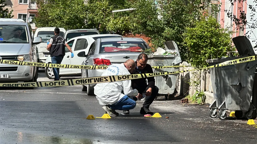 Bir zamanlar ilişki yaşadığı kadını ve kardeşini tabanca ile vurdu