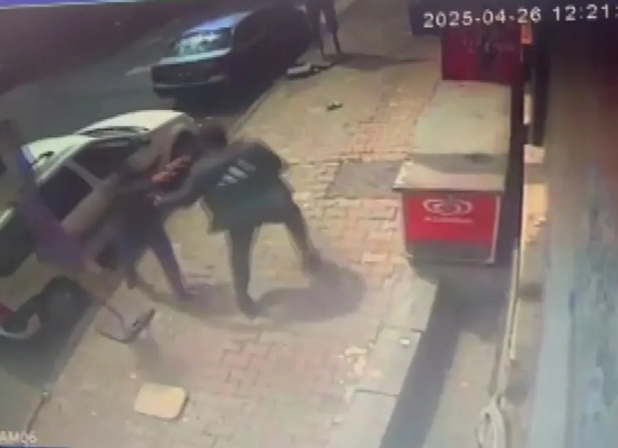 Kavga ettiği taksiciye ateş ederken yoldan geçen genci öldürdü