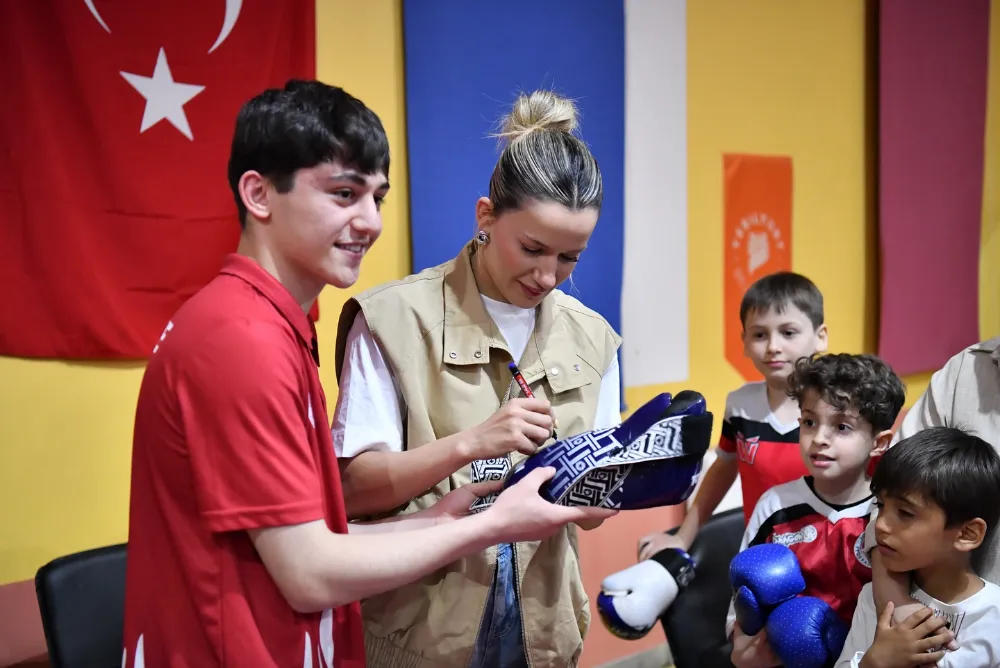 Milli Boksör Hatice Akbaş, Yeşilyurt Belediyesi Kick-Boks Sporcularıyla Buluştu