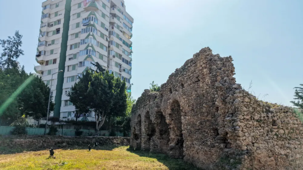 Lüks konutların arasında kalan tarihi hamam zamana direniyor