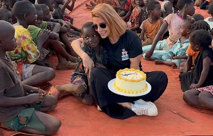 Veteriner teknikeri, doğum günü hediyelerini Afrikalı çocuklar ile paylaştı