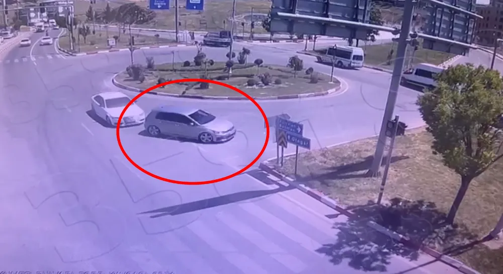 Hatalı sollama yapan otomobil refüje çarptı; kaza kamerada