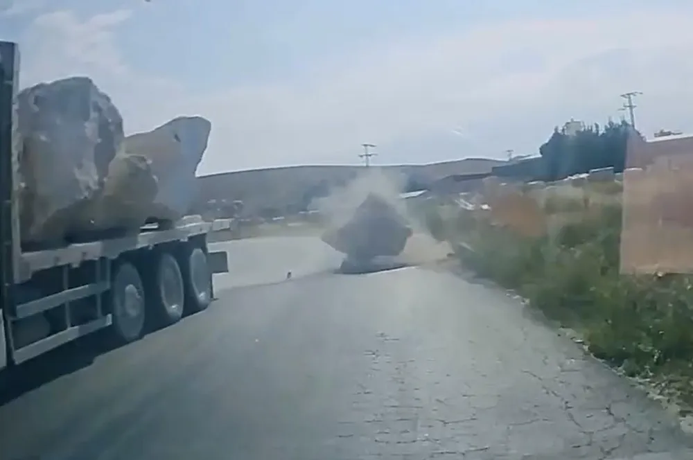 Otomobil sürücüsü, yola düşen mermer bloktan son anda kurtuldu; o anlar kamerada