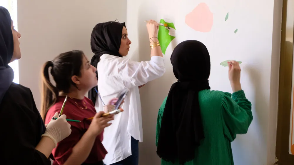 Bingöl’de üniversite öğrencileri, hastane duvarlarını çocuklar için boyadı