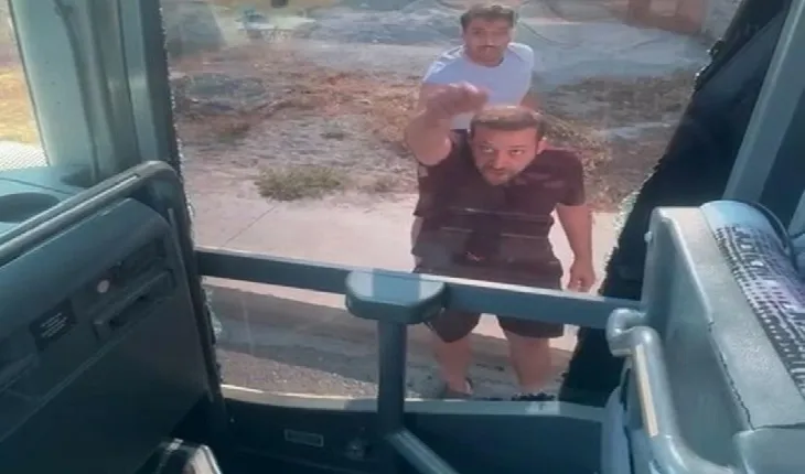 Turistlerin taşındığı otobüsün önünü kesip, şoföre taşla saldırdılar; o anlar kamerada