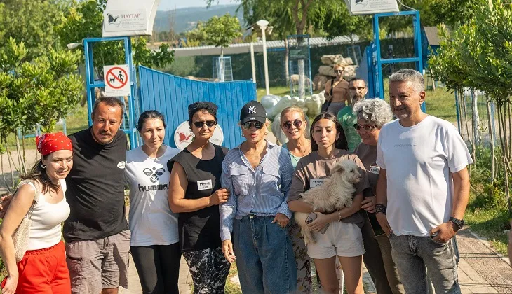 Ajda Pekkan’dan HEPAD’a ziyaret; hayvanseverlere sahiplenme çağrısında bulundu