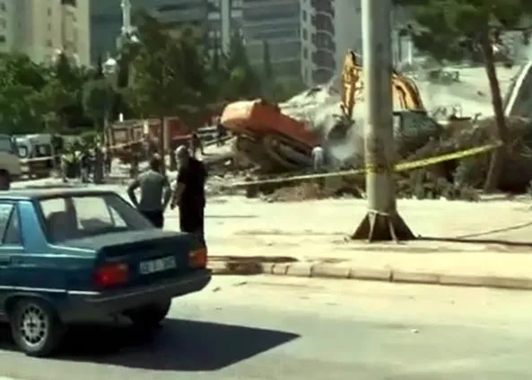 İş makinesi operatörü, yıktığı binanın altında kaldı