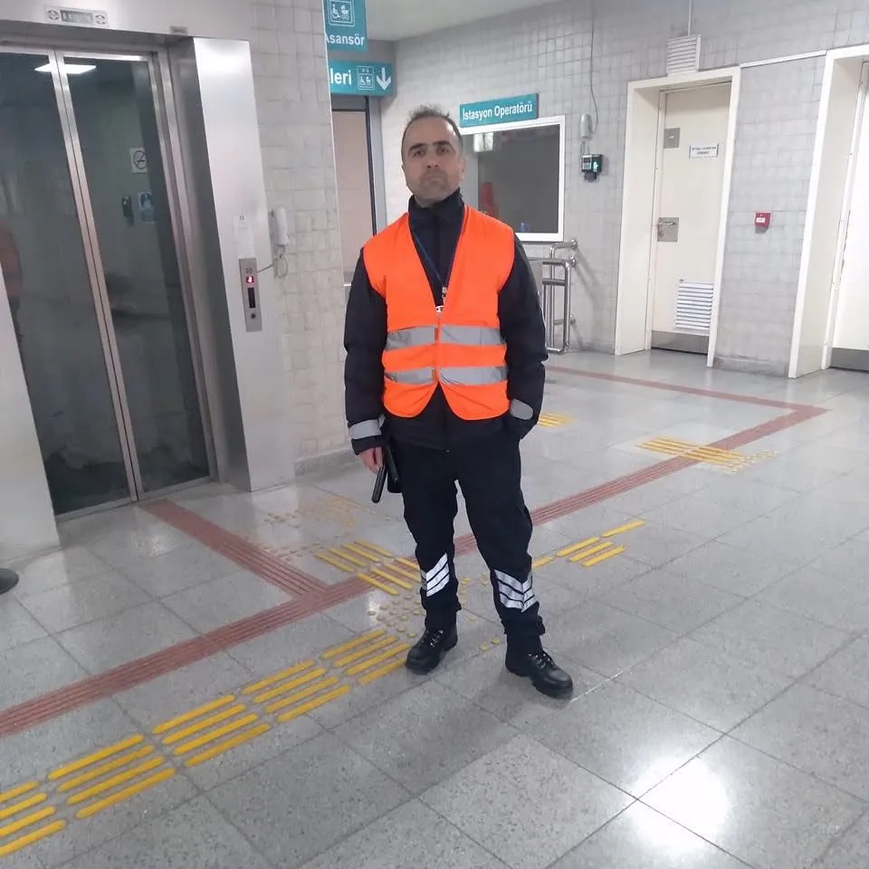 Trende sigara içen şahsı uyardığı için darbedilen güvenlik görevlisi öldü