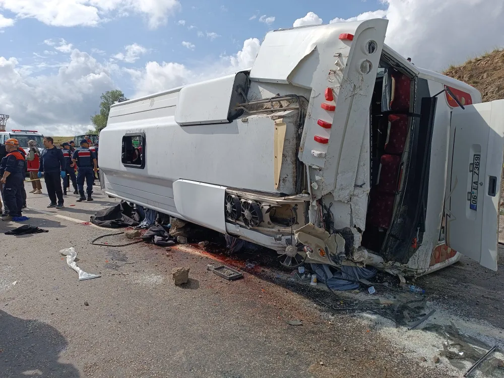 Cenazeden dönenleri taşıyan midibüs yan yattı; 2 ölü, 15 yaralı 