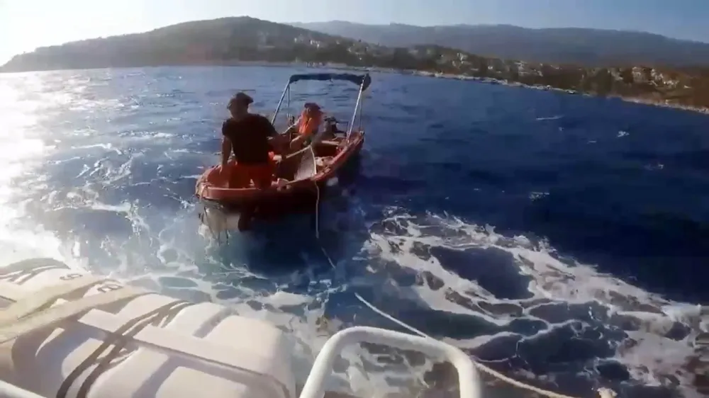 Arızalanan teknedeki 2 kişi kurtarıldı