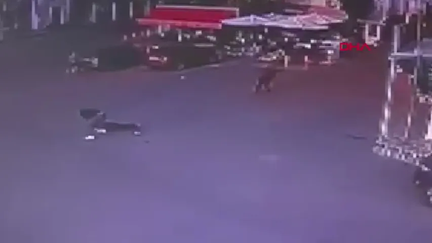 Boşanma aşamasındaki eşini 12 yerinden bıçakladı; saldırı kamerada