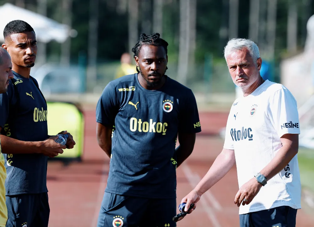 Fenerbahçeli futbolcu Osayi-Samuel, saatinin çalındığı iddiasıyla şikayetçi oldu