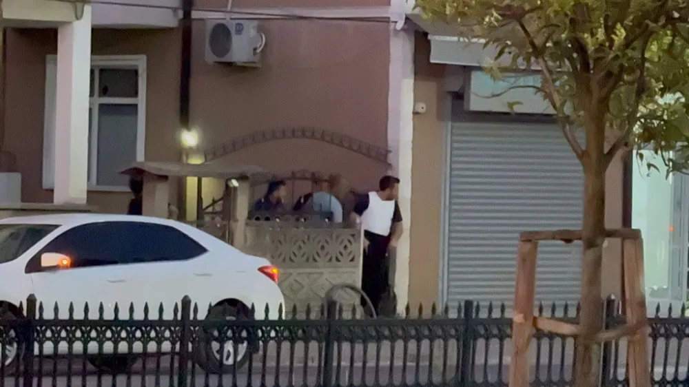 Yakalama kararı bulunan şüpheli, polise ateş açıp iş yerine saklandı