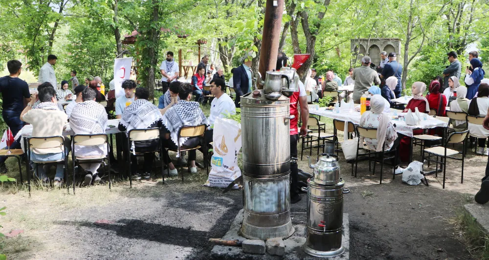 Okullar tatil oldu ama Gazzeli öğrenciler ülkelerine dönemedi