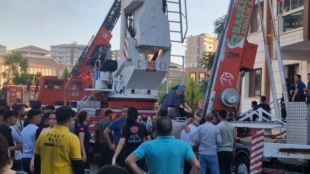 Diyarbakır’da 13 katlı apartmanda yangın paniği; 38 kişi sepetli vinç yardımıyla kurtarıldı