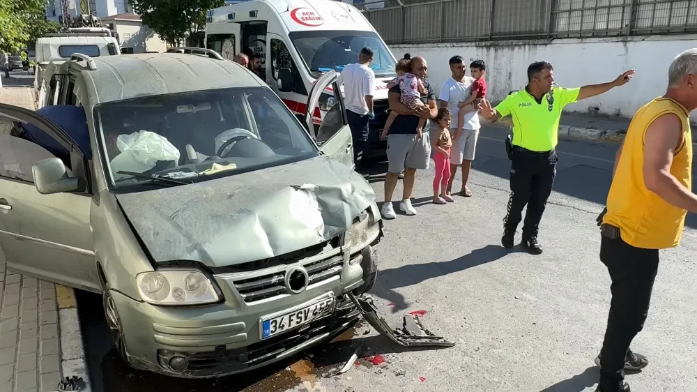 Çocuğu fenalaşınca yol kenarına park etiği aracına hafif ticari araç çarptı ; 4 yaralı
