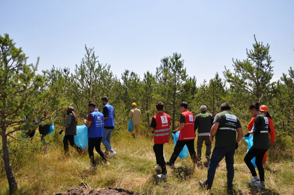 Yangınlara karşı farkındalık oluşturmak için ormanda çöp topladılar