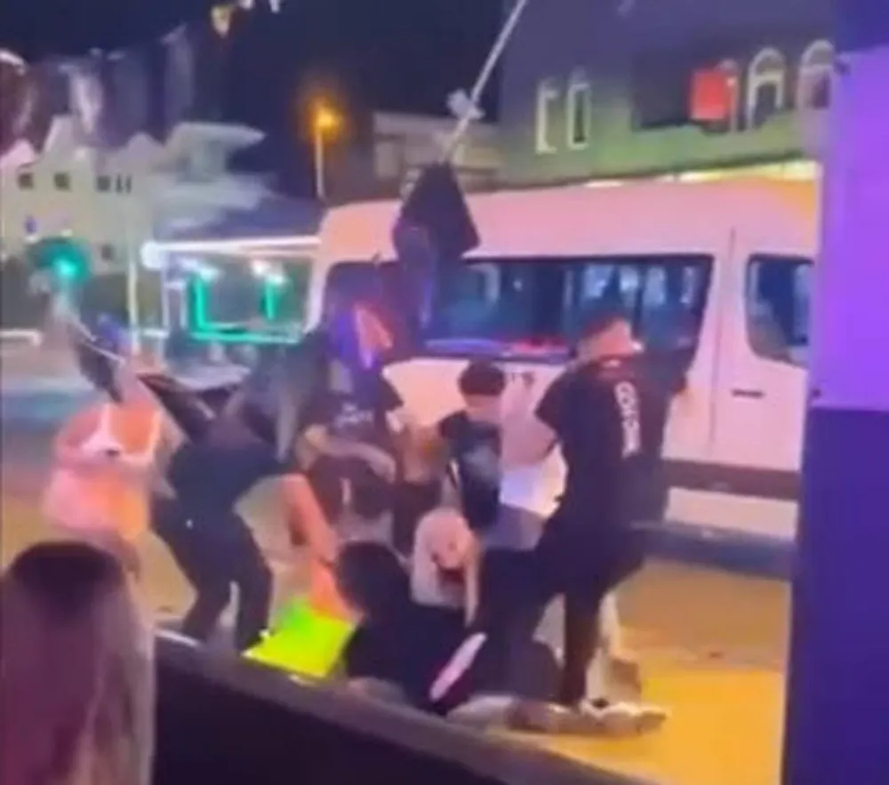Eğlence mekanında tekmeli, yumruklu 