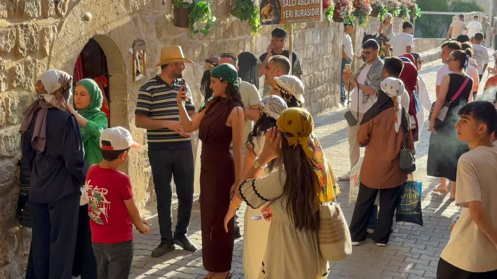 Termometrelerin 40 derecenin üzerinde gösterdiği Midyat’a, sıcağa rağmen turist akını