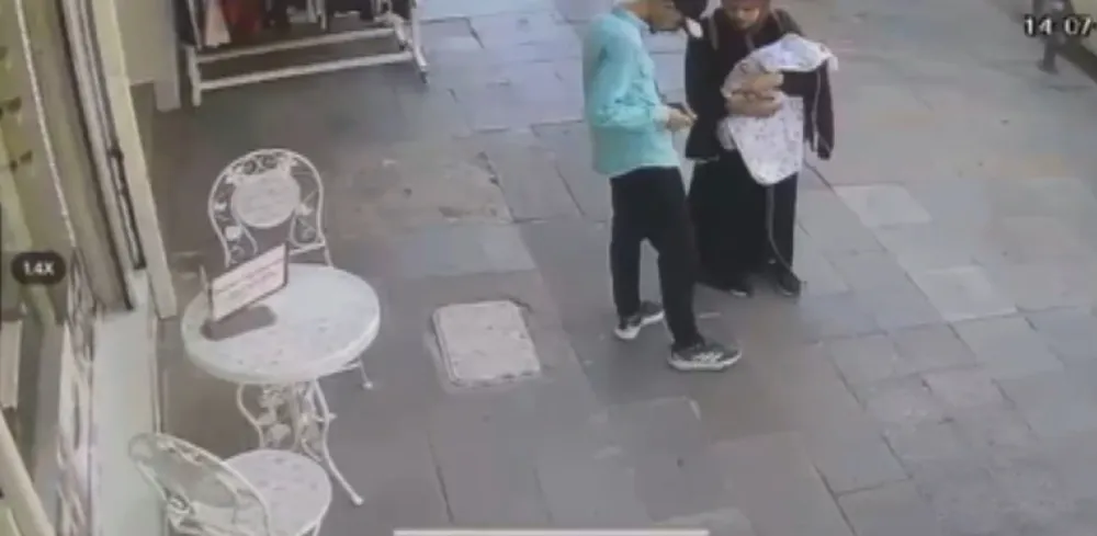 Yolda düşürülen altın kesesini bulan şahıs, altınları sayıp kayıplara karıştı