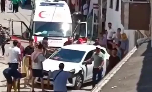 Hasta almaya giden ambulans,aracını sorumsuzca park eden şahıs yüzünden zor anlar yaşadı