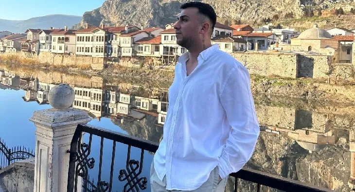 Evinde misafir ettiği arkadaşı tarafından öldürüldü