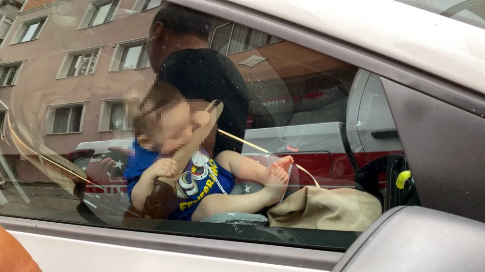 Otomobilde mahsur kalan 9 aylık bebek kurtarıldı