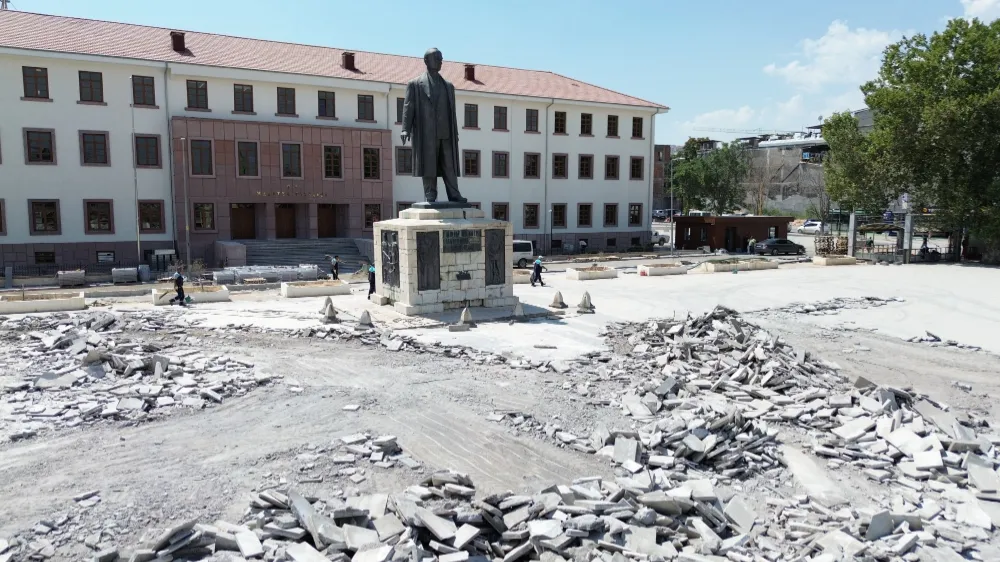 Başkan Taşkın talep etti,Bakan Talimat verdi ; Kapalı çarşı üzerindeki meydan yeniden düzenleniyor
