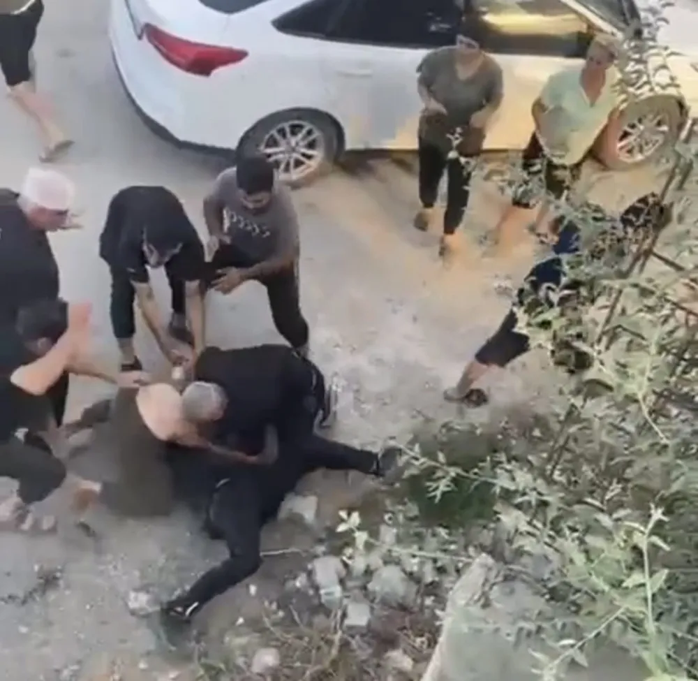 Kavgayı ayırmaya çalışırken bıçaklı saldırıya uğradılar ; 1 ölü , 3 yaralı