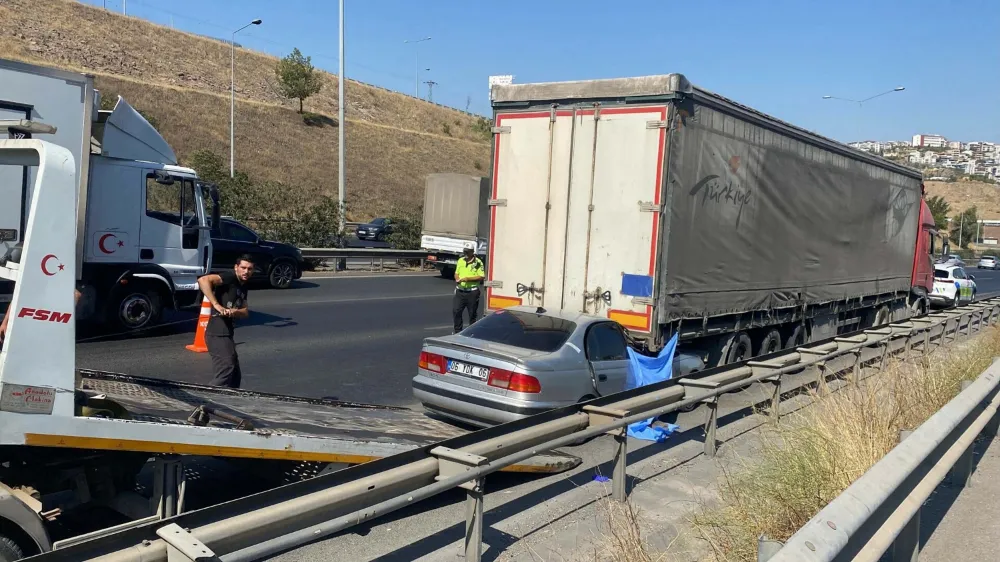 İzmir’de otomobil, TIR’a çarptı: 1 ölü, 1 yaralı