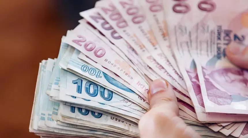 En düşük emekli maaşının 16 bin 881 TL’ye yükseltilmesini öngören madde,kabul edildi.