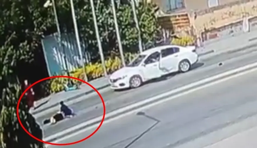 Küçük kahraman,kendi acısını unutup birlikte kaza geçirdikleri annesine koştu